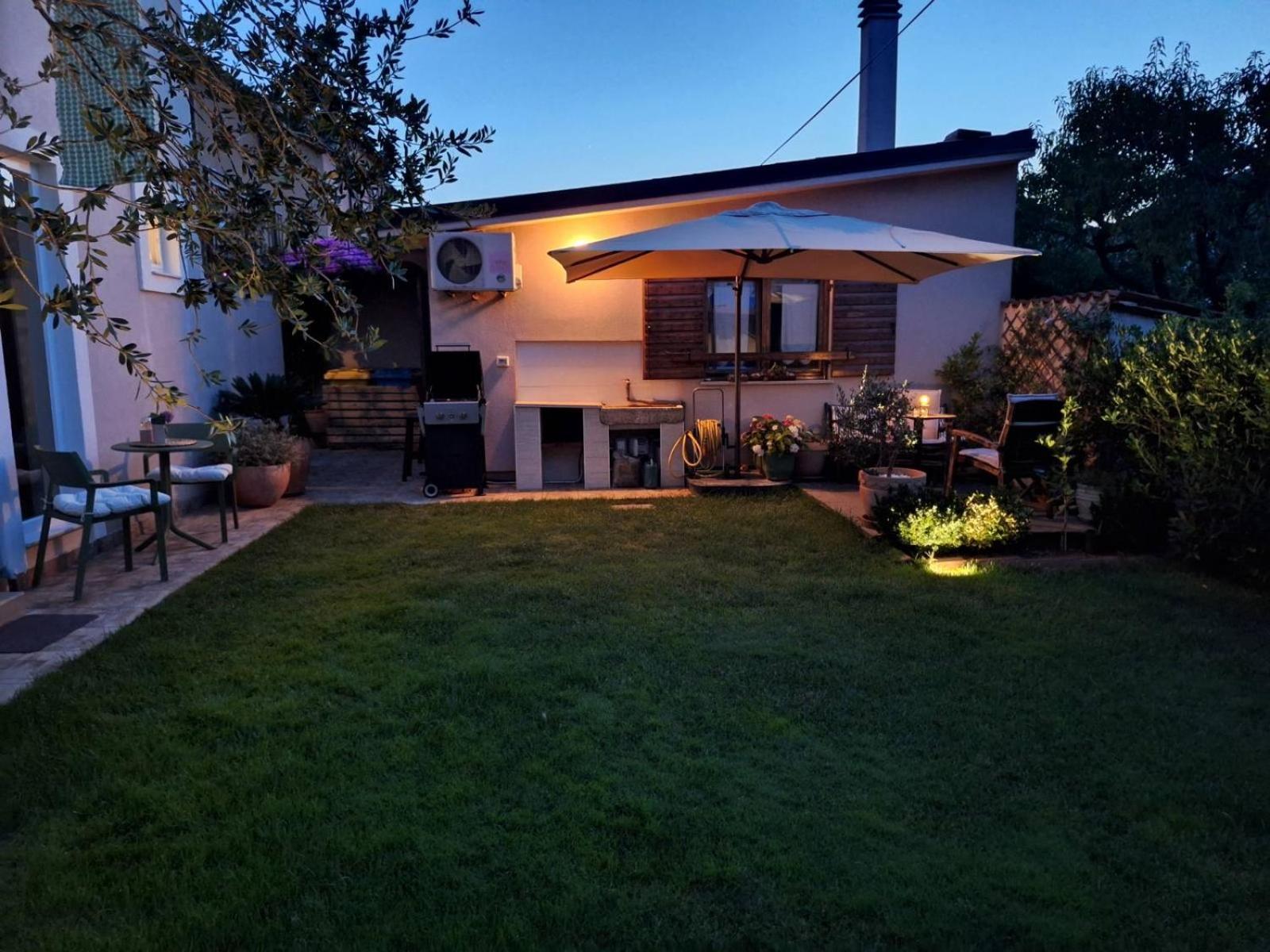 Studio Apartman Lilly With Private Parking In The Yard Of The House PUY Eksteriør bilde